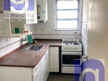Muy cómodo y muy luminoso 2 ambientes! al frente, 2do. piso por escalera (pisos cortos).