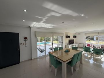 VENTA CASA 4 AMBIENTES LA CELIA