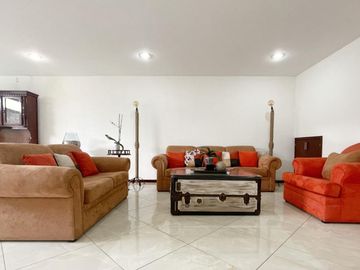 Casa en Fraccionamiento Bosques de Zavaleta