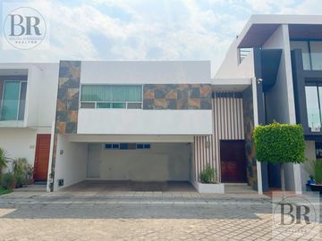 Casa en Fraccionamiento Bosques de Zavaleta