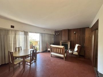 Gran casa en Venta de 7 ambientes, patio y terraza. Estudio/local al frente. Pleno Centro Zarate