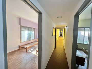 Gran casa en Venta de 7 ambientes, patio y terraza. Estudio/local al frente. Pleno Centro Zarate