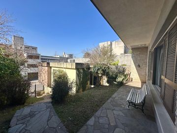 Gran casa en Venta de 7 ambientes, patio y terraza. Estudio/local al frente. Pleno Centro Zarate