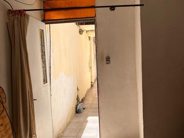 Casa de pasillo en venta, A RECICLAR, de 3 dormitorios, 2 baños, patio, op. de inversión!