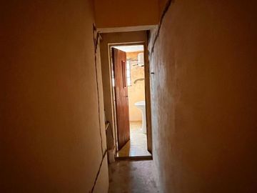 Casa de pasillo en venta, A RECICLAR, de 3 dormitorios, 2 baños, patio, op. de inversión!
