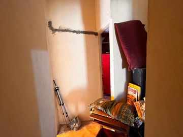 Casa de pasillo en venta, A RECICLAR, de 3 dormitorios, 2 baños, patio, op. de inversión!