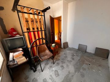 Casa de pasillo en venta, A RECICLAR, de 3 dormitorios, 2 baños, patio, op. de inversión!