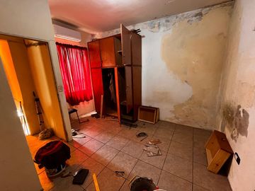 Casa de pasillo en venta, A RECICLAR, de 3 dormitorios, 2 baños, patio, op. de inversión!
