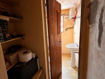 Casa de pasillo en venta, A RECICLAR, de 3 dormitorios, 2 baños, patio, op. de inversión!