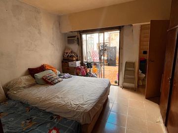 Casa de pasillo en venta, A RECICLAR, de 3 dormitorios, 2 baños, patio, op. de inversión!