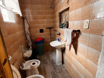 Casa de pasillo en venta, A RECICLAR, de 3 dormitorios, 2 baños, patio, op. de inversión!