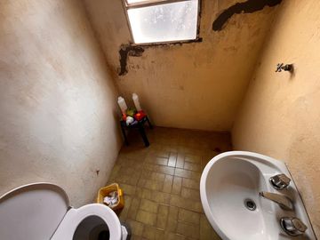 Casa de pasillo en venta, A RECICLAR, de 3 dormitorios, 2 baños, patio, op. de inversión!