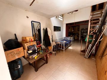 Casa de pasillo en venta, A RECICLAR, de 3 dormitorios, 2 baños, patio, op. de inversión!