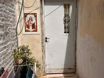 Casa de pasillo en venta, A RECICLAR, de 3 dormitorios, 2 baños, patio, op. de inversión!