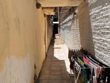 Casa de pasillo en venta, A RECICLAR, de 3 dormitorios, 2 baños, patio, op. de inversión!