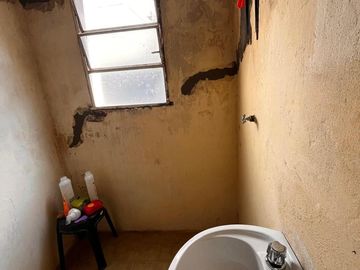 Casa de pasillo en venta, A RECICLAR, de 3 dormitorios, 2 baños, patio, op. de inversión!