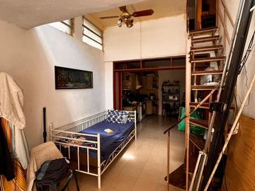 Casa de pasillo en venta, A RECICLAR, de 3 dormitorios, 2 baños, patio, op. de inversión!