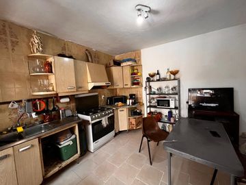 Casa de pasillo en venta, A RECICLAR, de 3 dormitorios, 2 baños, patio, op. de inversión!