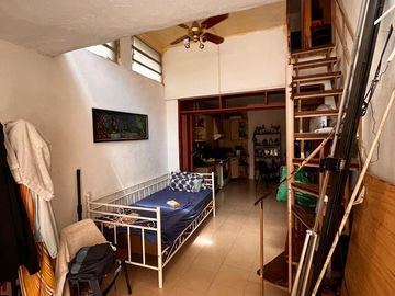 Casa de pasillo en venta, A RECICLAR, de 3 dormitorios, 2 baños, patio, op. de inversión!