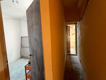 Casa de pasillo en venta, A RECICLAR, de 3 dormitorios, 2 baños, patio, op. de inversión!