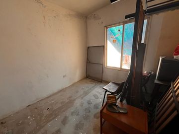 Casa de pasillo en venta, A RECICLAR, de 3 dormitorios, 2 baños, patio, op. de inversión!