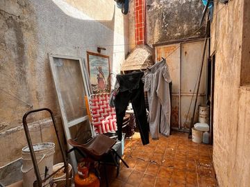 Casa de pasillo en venta, A RECICLAR, de 3 dormitorios, 2 baños, patio, op. de inversión!