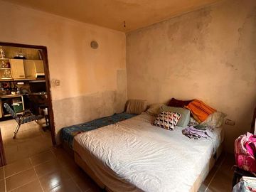 Casa de pasillo en venta, A RECICLAR, de 3 dormitorios, 2 baños, patio, op. de inversión!