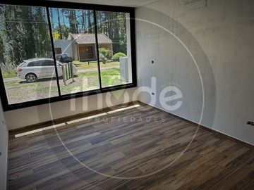 Casa a estrenar en Costa del Este - Calle Arrayanes e/ Pensamientos y Malvones