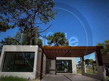 Casa a estrenar en Costa del Este - Calle Arrayanes e/ Pensamientos y Malvones