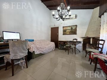 Venta casa 5 ambientes con cochera en Wilde