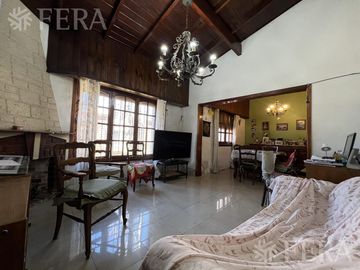 Venta casa 5 ambientes con cochera en Wilde