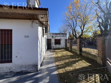 Venta casa 5 ambientes con cochera en Wilde