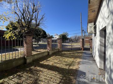 Venta casa 5 ambientes con cochera en Wilde