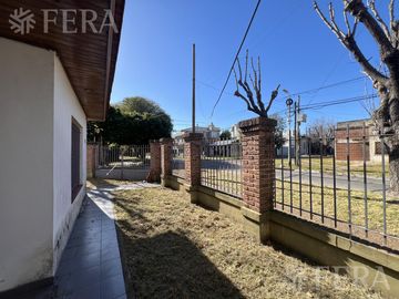 Venta casa 5 ambientes con cochera en Wilde