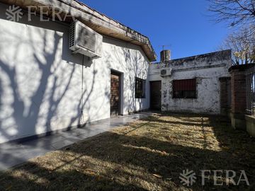 Venta casa 5 ambientes con cochera en Wilde