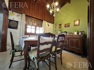 Venta casa 5 ambientes con cochera en Wilde