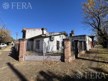 Venta casa 5 ambientes con cochera en Wilde