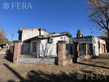 Venta casa 5 ambientes con cochera en Wilde