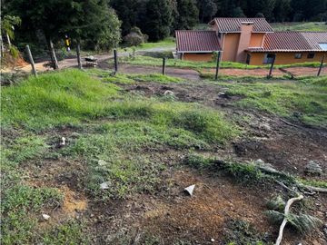 Lote en Santa Elena piedras blancas con licencia de cons