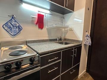 Monoambiente totalmente equipado y amoblado en alquiler tradicional en Recoleta, al frente con balcón