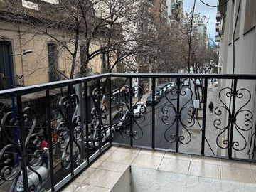Monoambiente totalmente equipado y amoblado en alquiler tradicional en Recoleta, al frente con balcón
