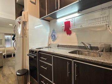 Monoambiente totalmente equipado y amoblado en alquiler tradicional en Recoleta, al frente con balcón