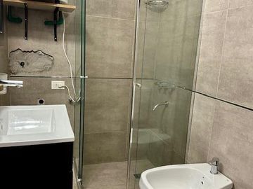 Monoambiente totalmente equipado y amoblado en alquiler tradicional en Recoleta, al frente con balcón