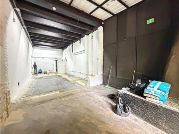 LOCAL COMERCIAL POBLADO- SE RENTA SOLO EL ESPACIO VACO PARQUE LLERAS