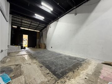 LOCAL COMERCIAL POBLADO- SE RENTA SOLO EL ESPACIO VACO PARQUE LLERAS