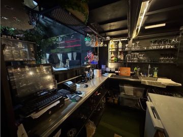 LOCAL COMERCIAL POBLADO- SE RENTA SOLO EL ESPACIO VACO PARQUE LLERAS