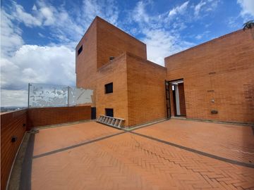 Aparta estudio amoblado con balcón en Chapinero Alto