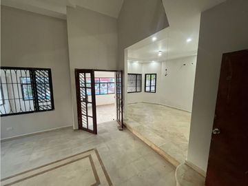 Casa de 3 Niveles en Hato Pintado con Piscina en Venta - LH