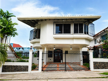 Casa de 3 Niveles en Hato Pintado con Piscina en Venta - LH