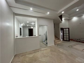 Casa de 3 Niveles en Hato Pintado con Piscina en Venta - LH